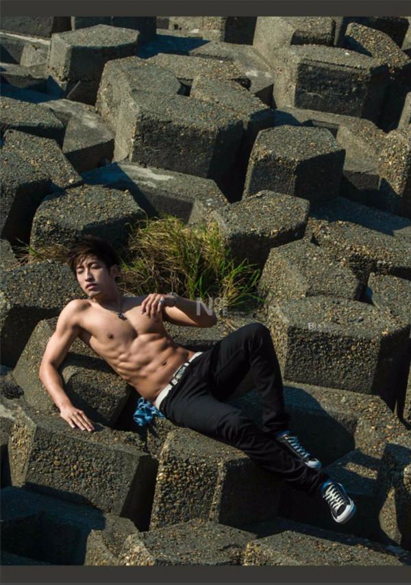 Whoseman-4-明星教練男丁格爾-芬達-全裸非全見寫真書